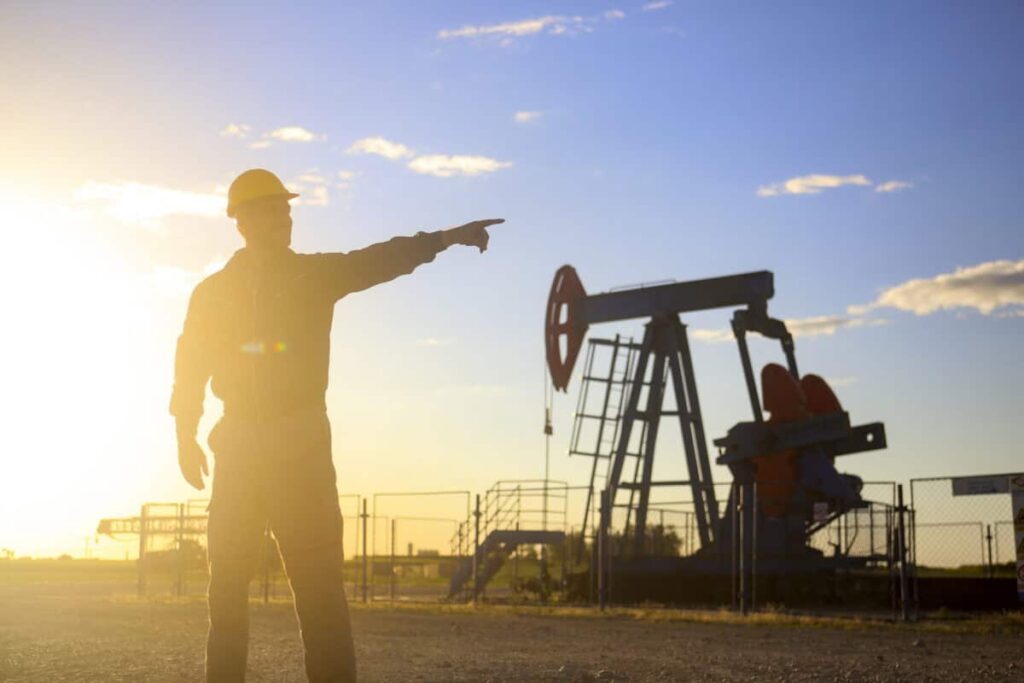 Canadian Natural Resource Is the Dividend Stock I’d Never Trade Away Oil industry worker works in oilfield